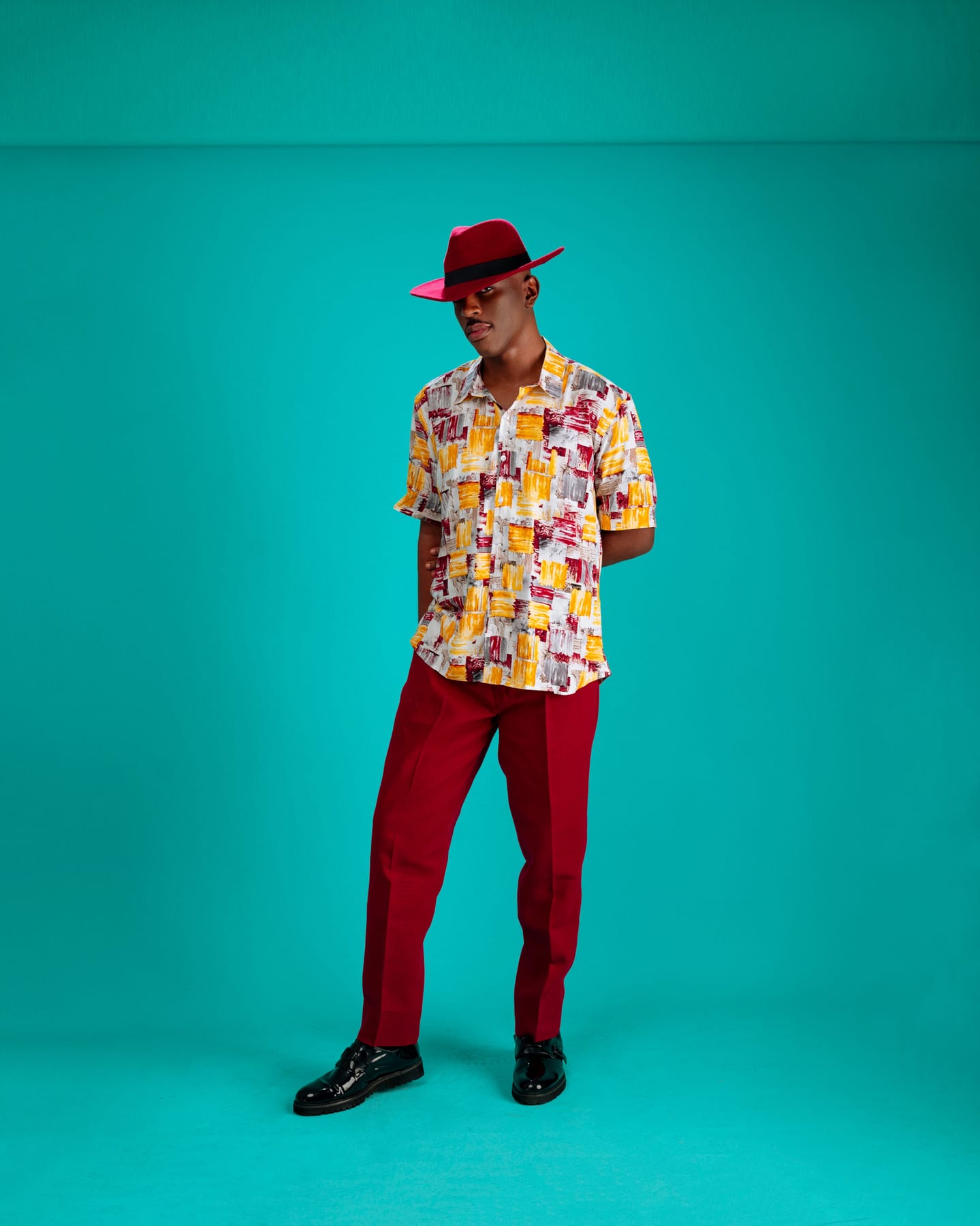 Havana Set with brushstroke print shirt and red trousers (frame 2 of 6)