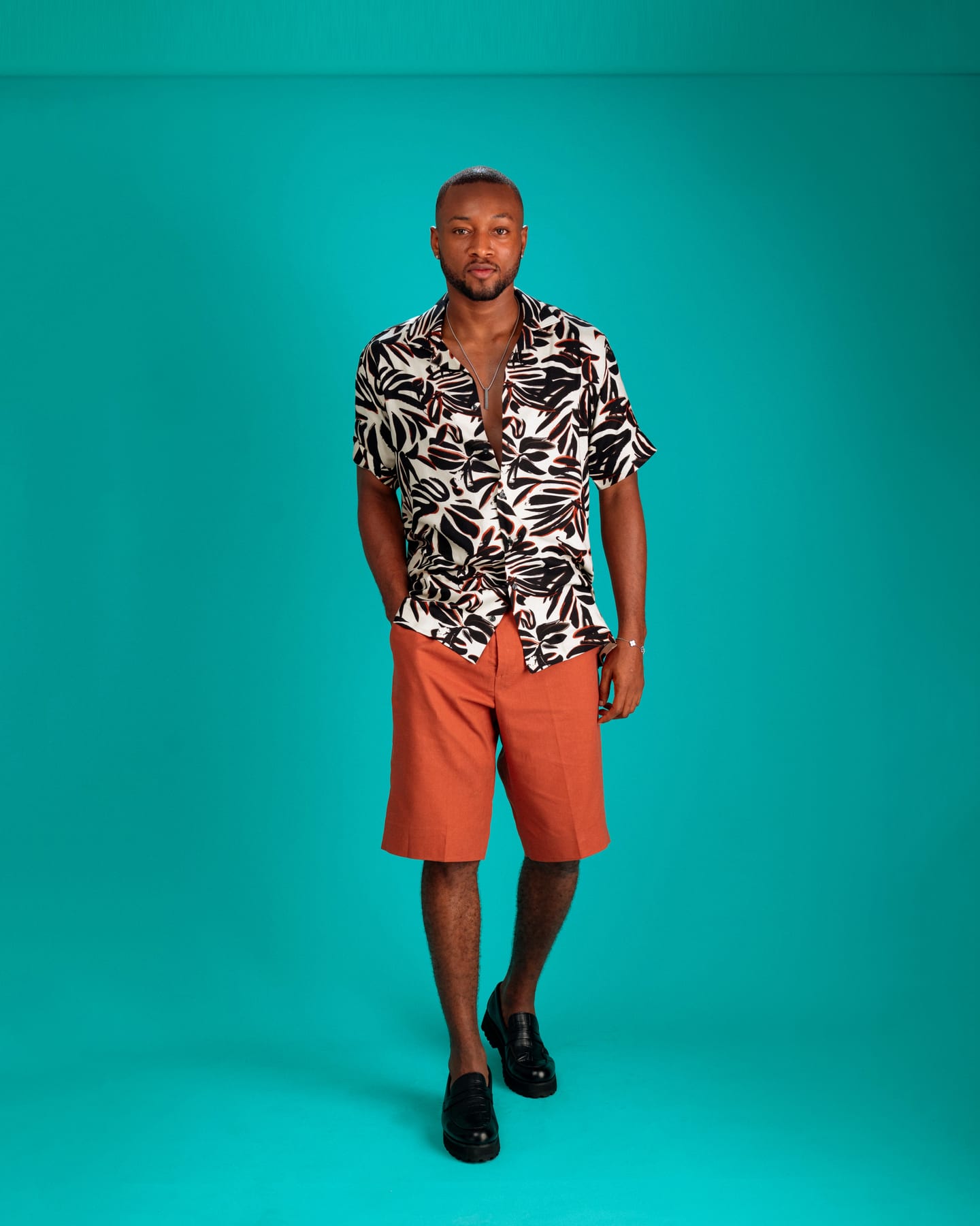 Palm Noir Set in black palm print and white shorts (frame 2 of 10)