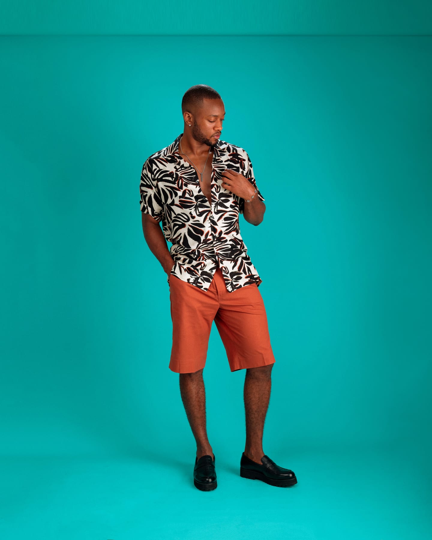 Palm Noir Set in black palm print and white shorts (frame 3 of 10)