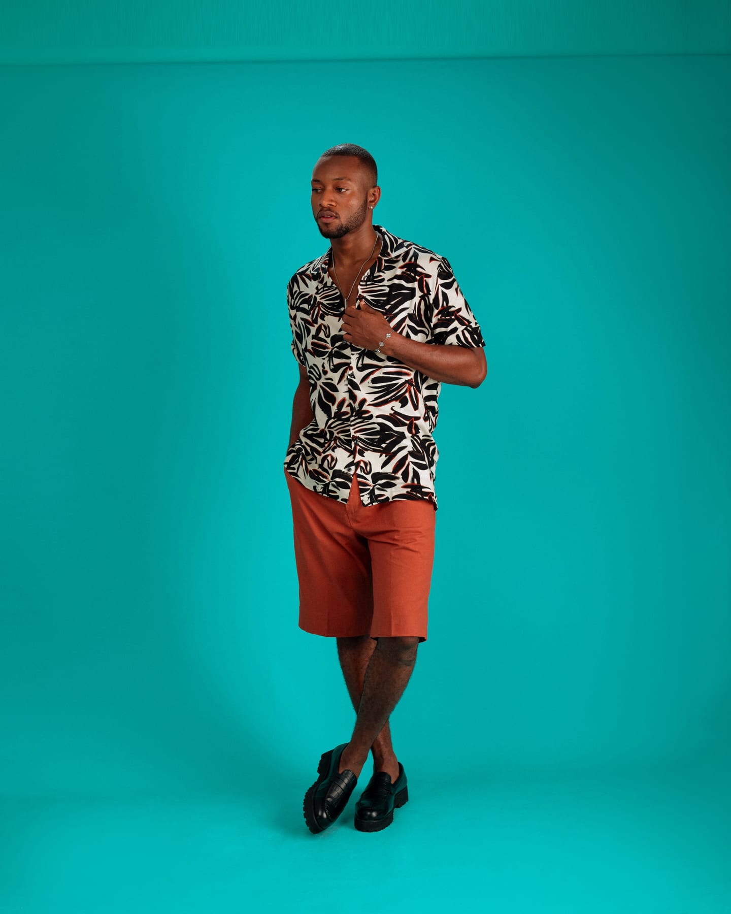 Palm Noir Set in black palm print and white shorts (frame 4 of 10)
