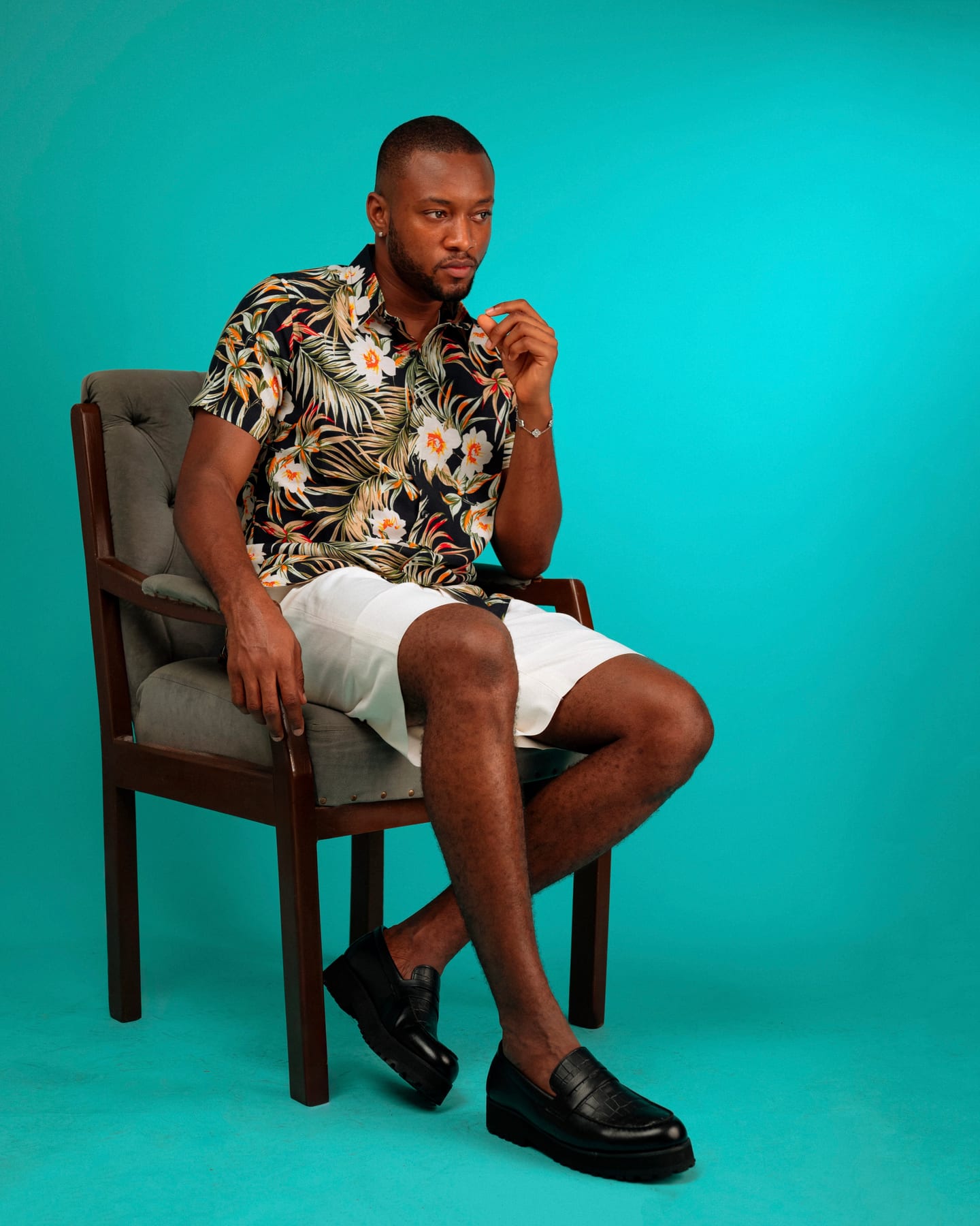 Palm Noir Set in black palm print and white shorts (frame 6 of 10)