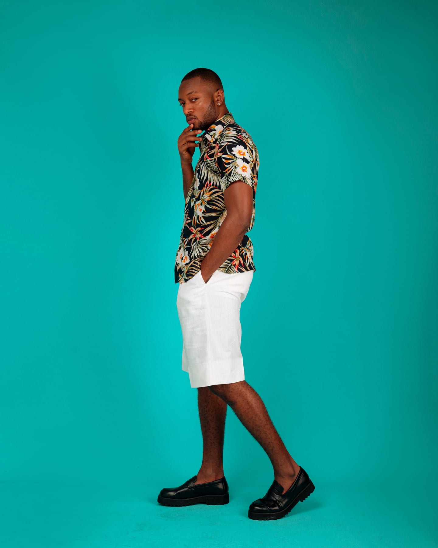 Palm Noir Set in black palm print and white shorts (frame 7 of 10)