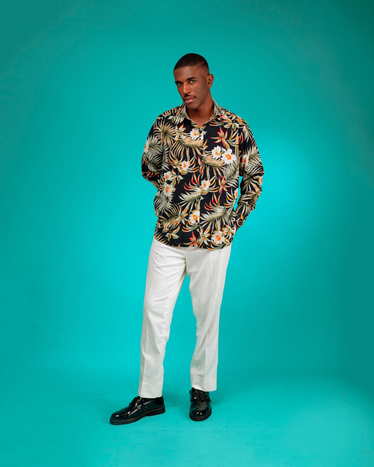 Palm Noir Set in black palm print and white shorts (frame 8 of 10)
